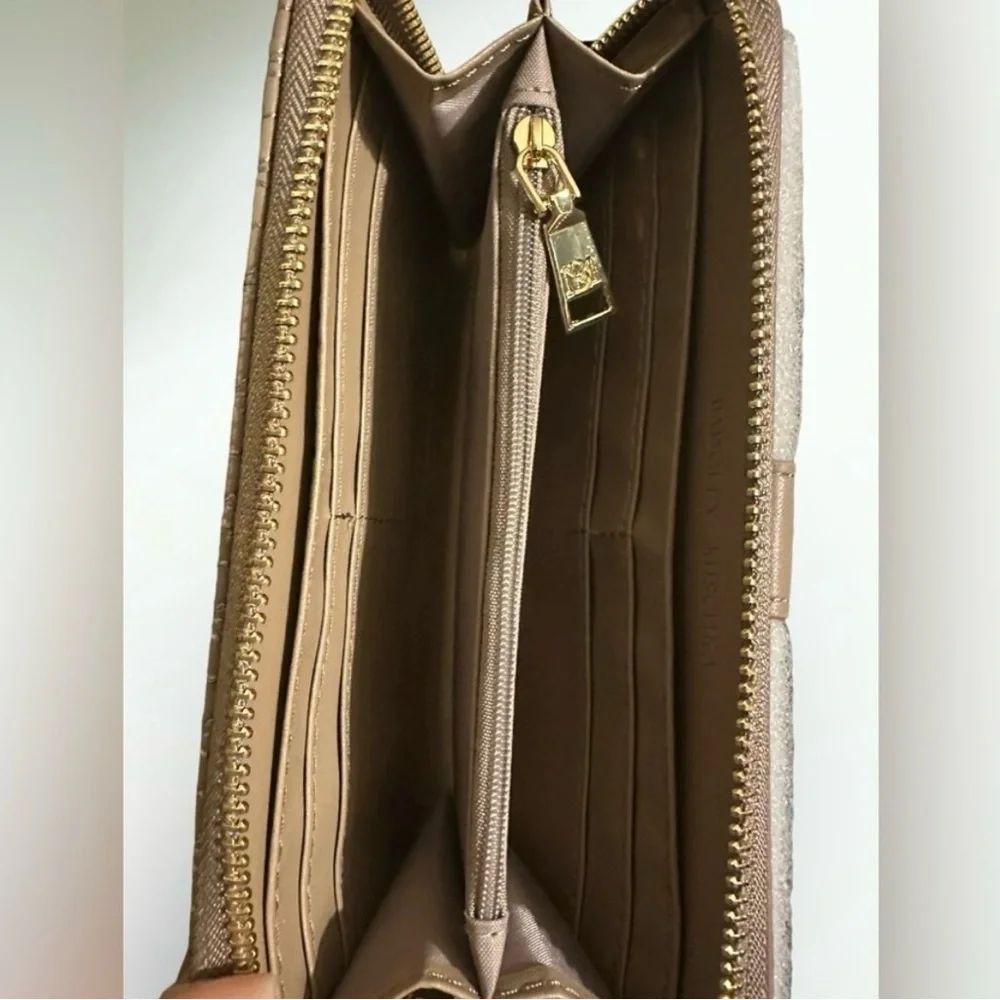 🤎Badgley Mischka Taupe/Tan Zip Around Wallet w/ Cellphone‎ Pocket NEW/NWT🤎